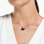 ikonický prívesok labuť labuť, čierna, pozlátená ružovým zlatom B8ZNT168 Swarovski šperky - Image 2