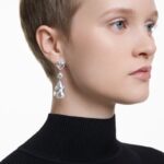 visiace náušnice mesmera zmiešané rezy, biele, rhodiované B8ZNT755 Swarovski šperky - Image 2