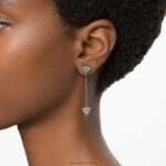 visiace náušnice ortyx asymetrický dizajn, trojuholníkový strih, biela, pozlátená ružovým zlatom B8ZNT790 Swarovski šperky - Image 2