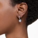 visiace náušnice stilla hranatý rez, biela, rhodiovaná B8ZNT832 Swarovski šperky - Image 2