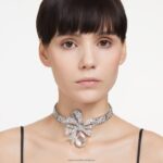 volta tlmivka mašlička, biela, rhodiovaná B8ZNT367 Swarovski šperky - Image 2